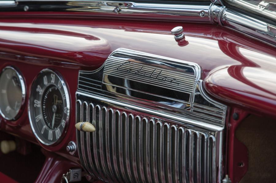 Детали интерьера Cadillac Series 60 Special Town Brougham by Derham 1942 года  (фото 6 из 22)